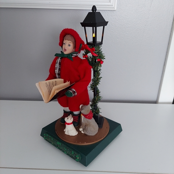 Vtg Dickens Collection Christmas Caroler Girl Musical Lighted Lamp Post Dog Cat - Picture 6 of 13